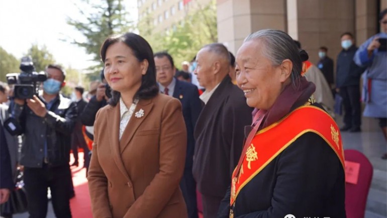 传承精华，，，，，让藏医药造福人民健全安全！